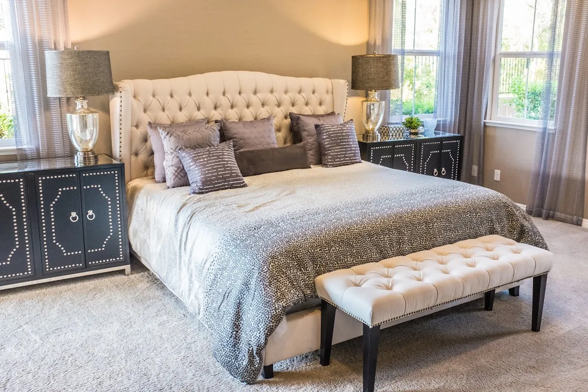 Quarto claro com cama de casal