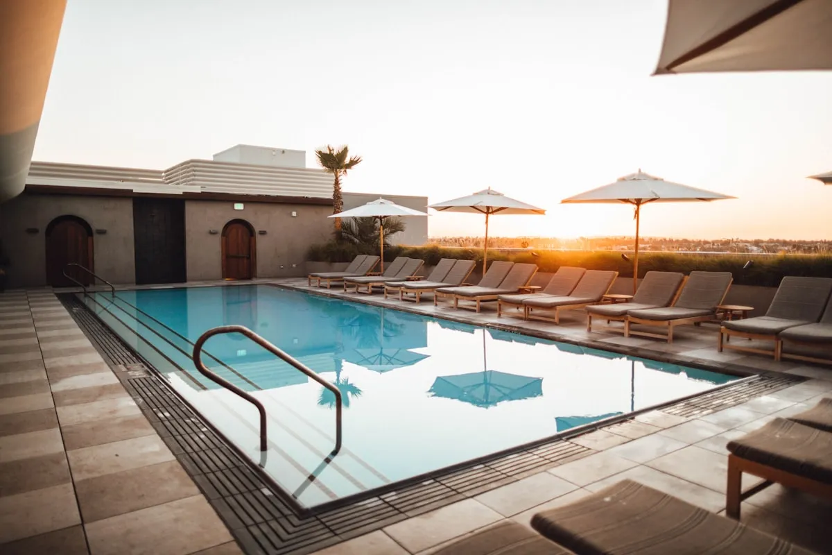 Área de lazer com piscina e deck