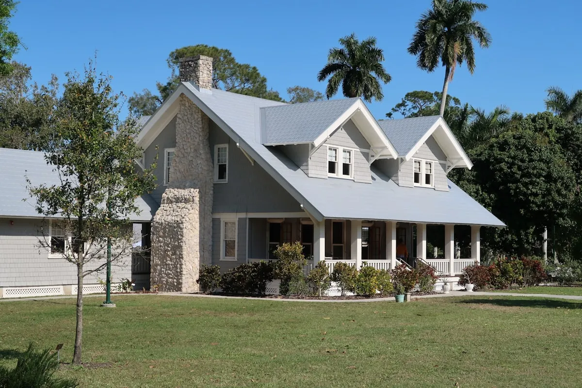 Jardim privativo amplo com paisagismo